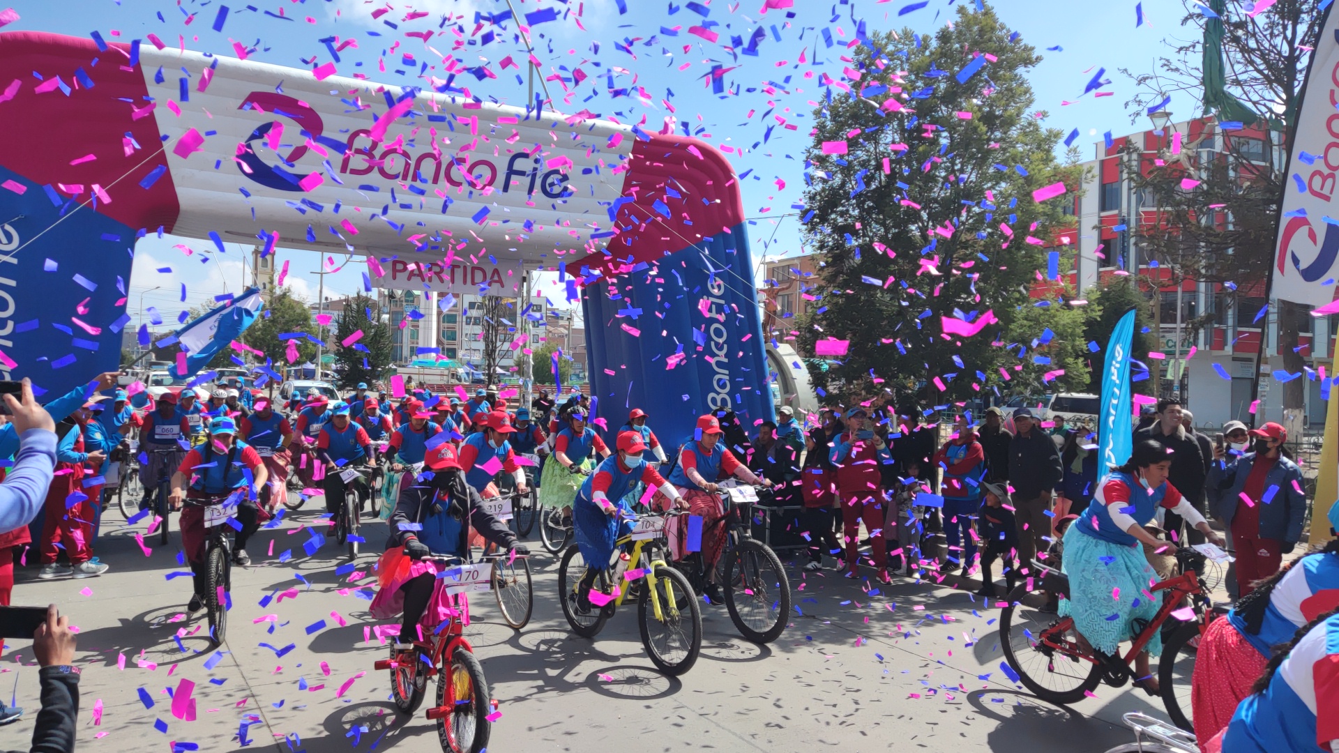 Banco FIE promovió la “Carrera de Cholitas en bicicletas 2022” en la ciudad de El Alto